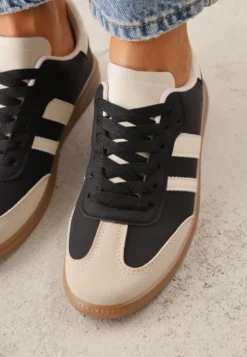Czarno-Beżowe Casualowe Sneakersy na Płaskiej Podeszwie z Paskami Jereria