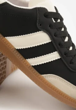 Czarno-Beżowe Casualowe Sneakersy na Płaskiej Podeszwie z Paskami Jereria