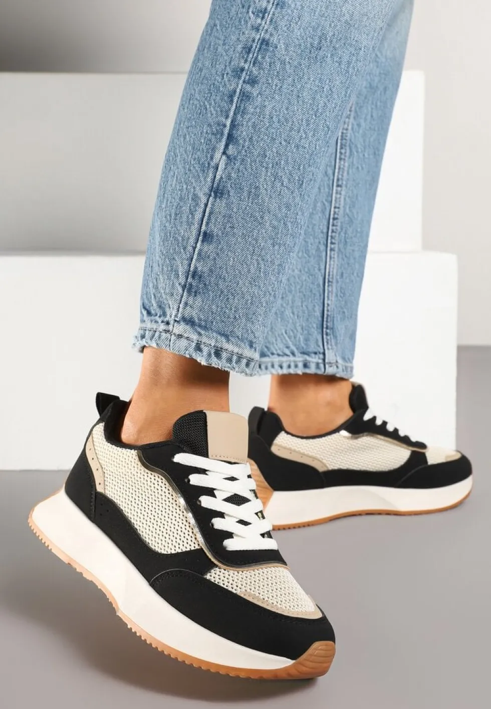 Czarno-Beżowe Sneakersy Ozdobione Geometrycznym Motywem Calgis