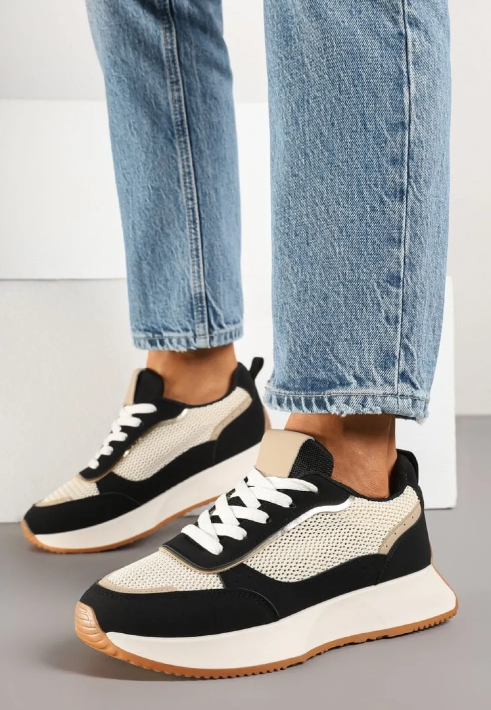 Czarno-Beżowe Sneakersy Ozdobione Geometrycznym Motywem Calgis