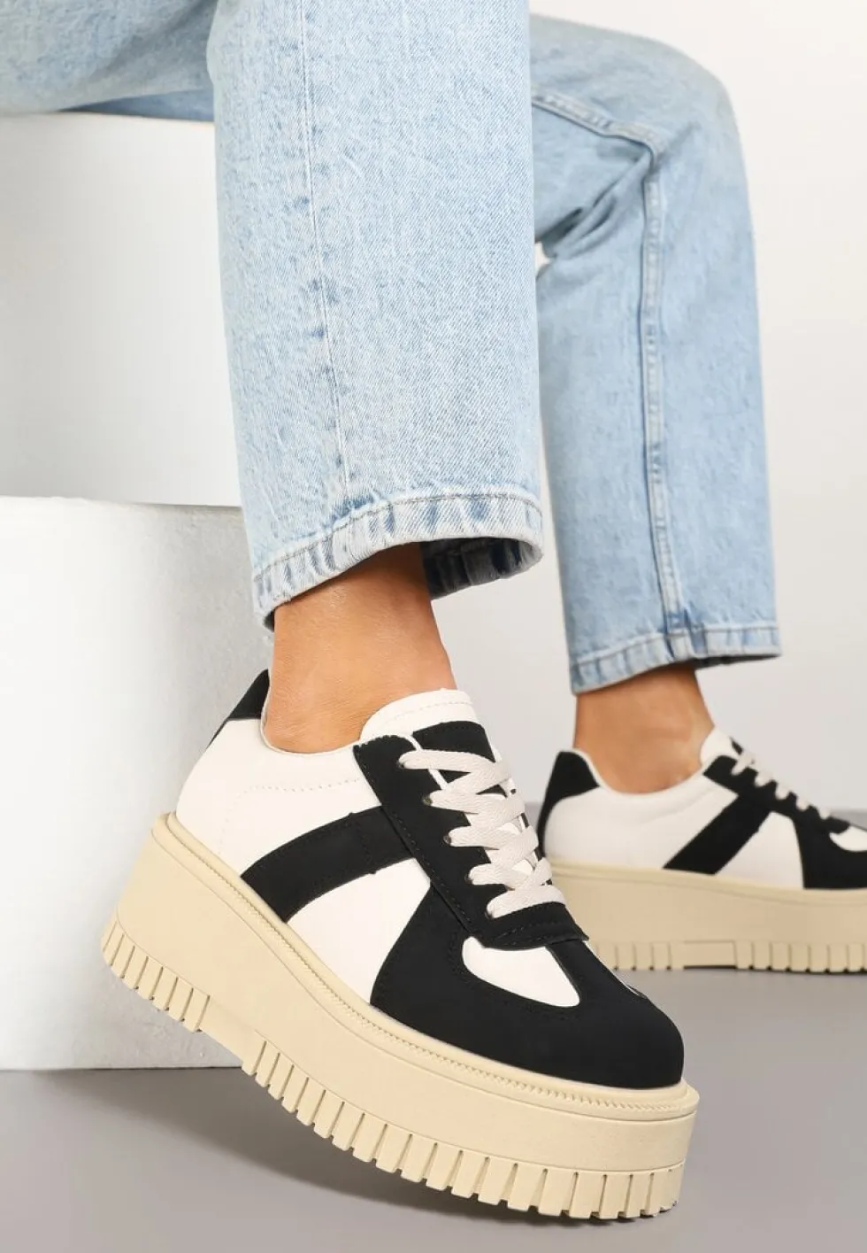 Czarno-Beżowe Sneakersy Typu Tenisówki na Żłobionej Platformie Lorreia
