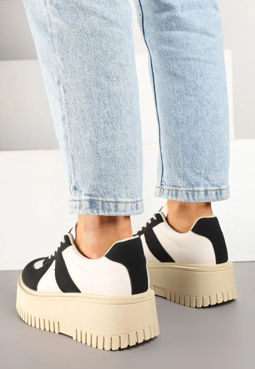 Czarno-Beżowe Sneakersy Typu Tenisówki na Żłobionej Platformie Lorreia