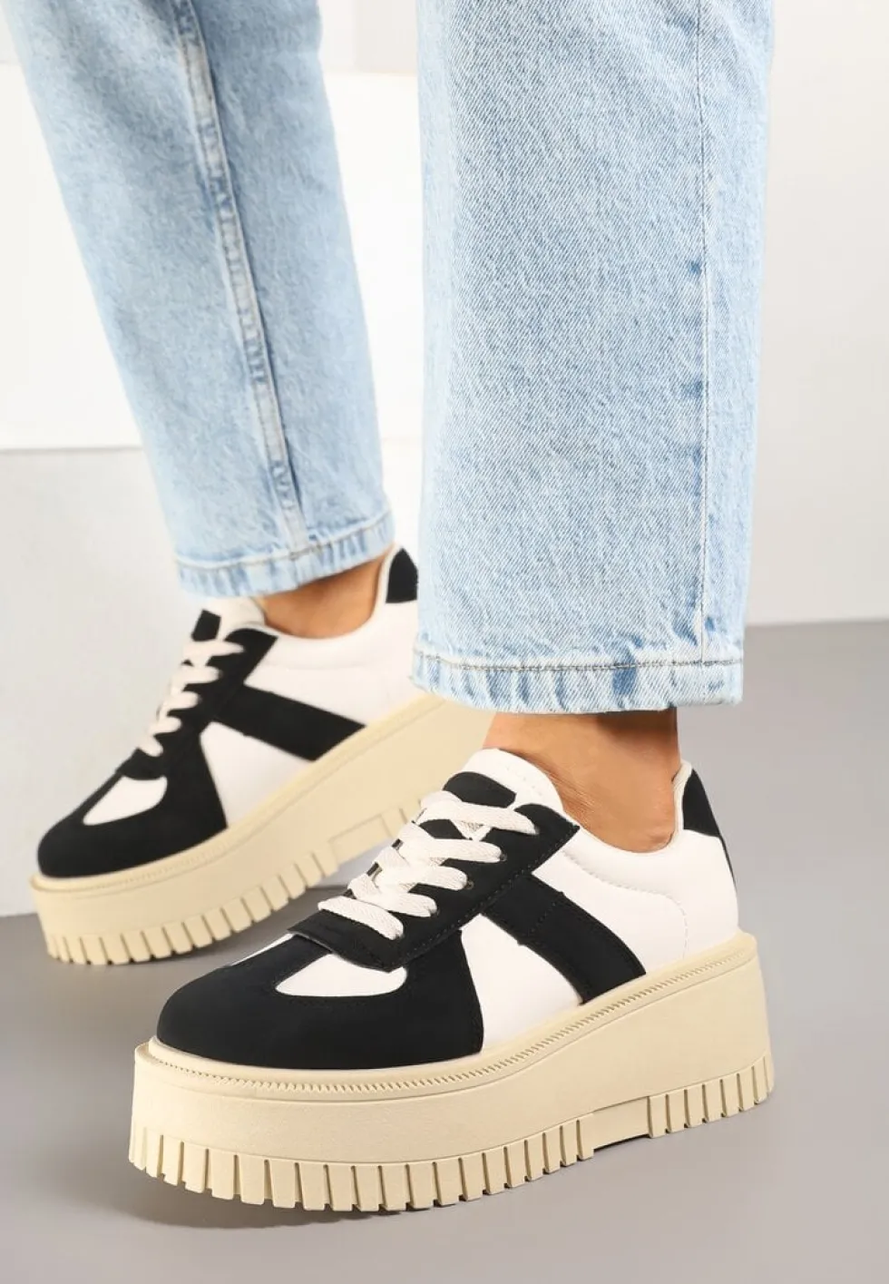 Czarno-Beżowe Sneakersy Typu Tenisówki na Żłobionej Platformie Lorreia