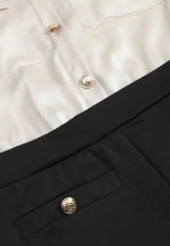Czarno-Beżowy Kombinezon z Koszulową Górą Zdobiony Wiązaniem i Eleganckimi Guzikami Eliti