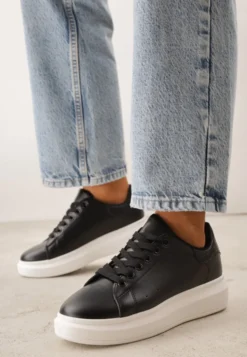 Czarno-Białe Sneakersy na Niskiej Platformie w Klasycznym Stylu Lucid Dream