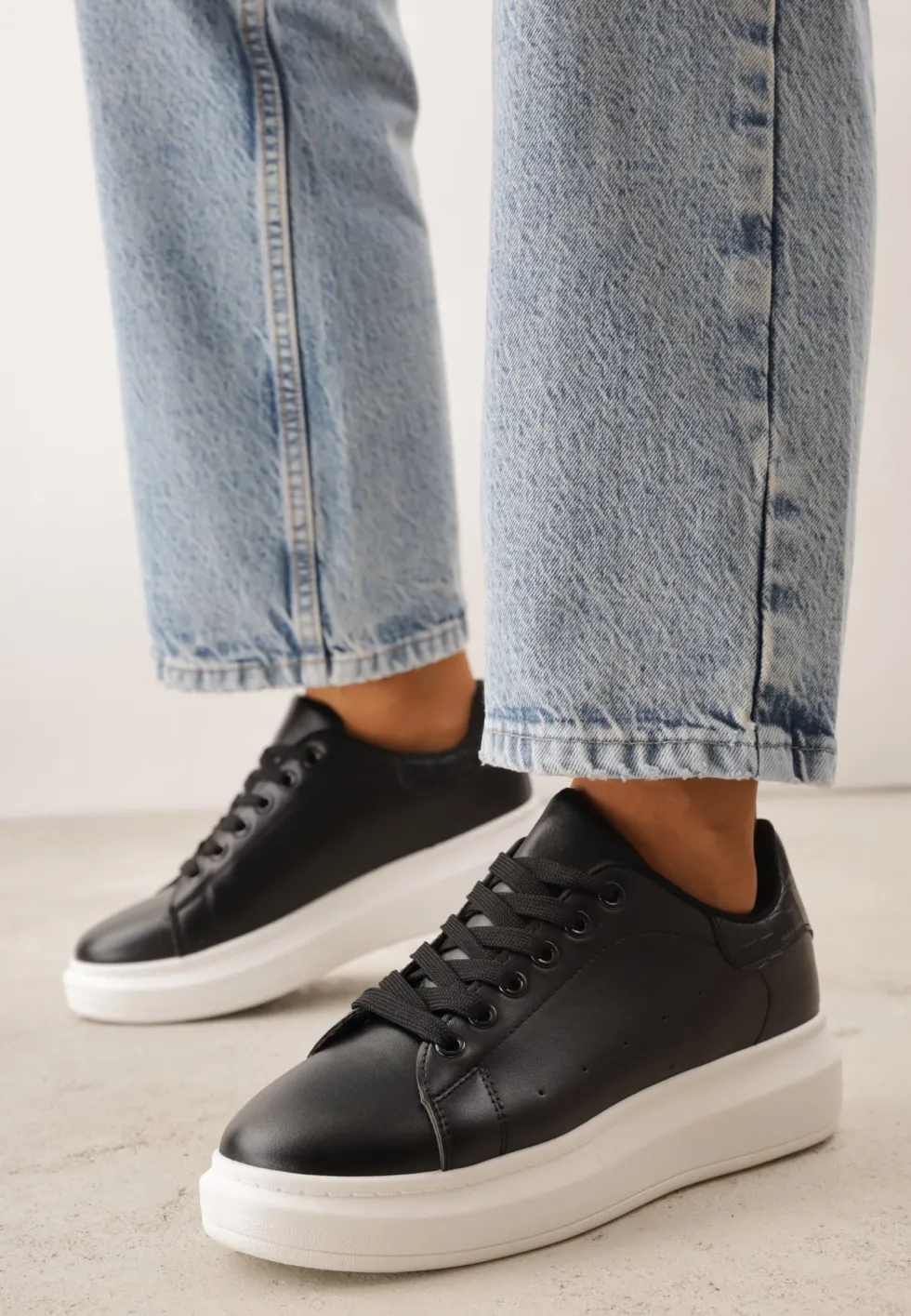 Czarno-Białe Sneakersy na Niskiej Platformie w Klasycznym Stylu Lucid Dream
