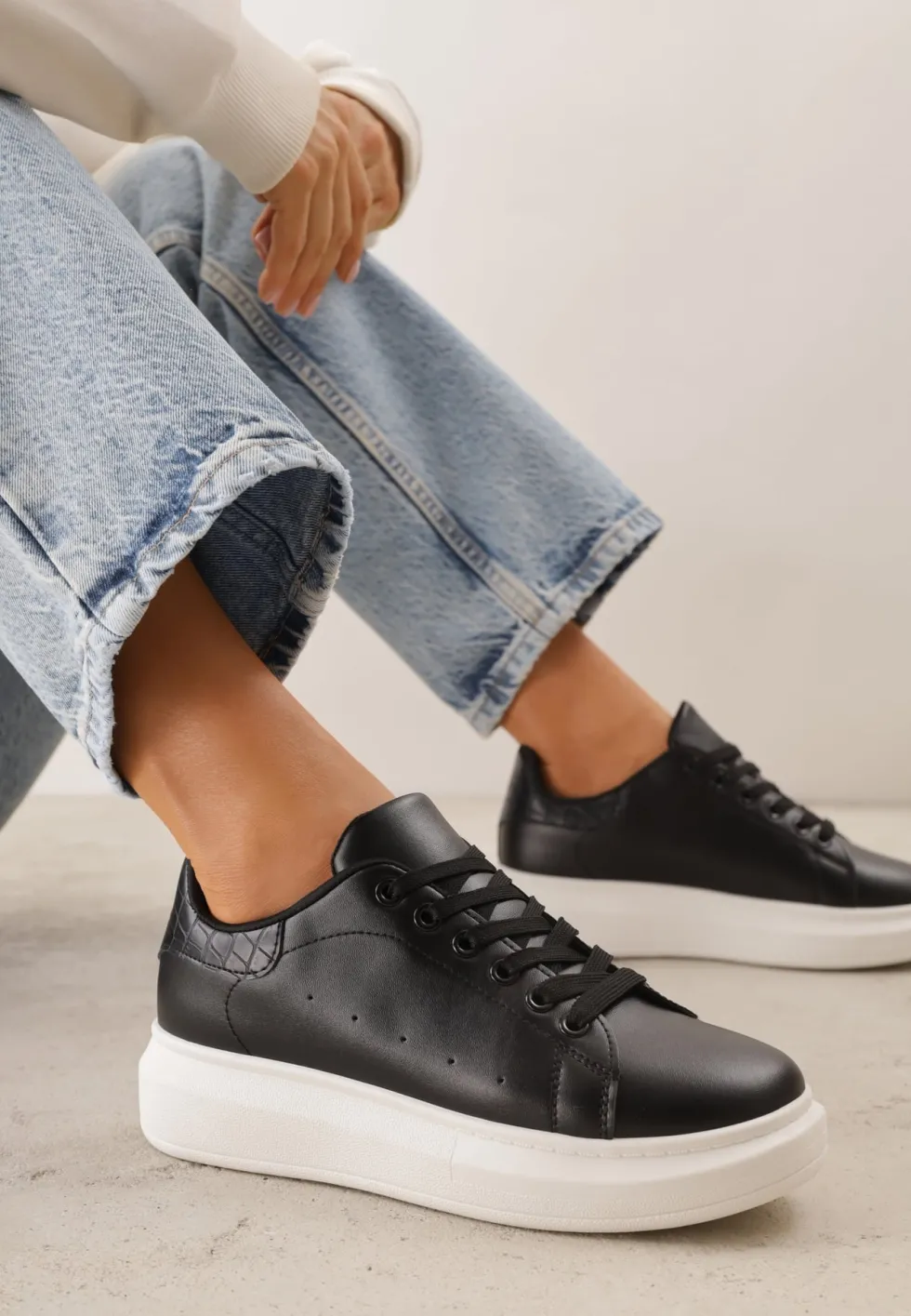 Czarno-Białe Sneakersy na Niskiej Platformie w Klasycznym Stylu Lucid Dream