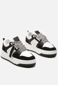Czarno-Białe Sneakersy na Niskiej Platformie z Zawieszką i Ozdobnymi Sznurówkami Salam