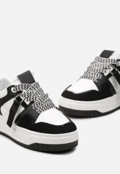 Czarno-Białe Sneakersy na Niskiej Platformie z Zawieszką i Ozdobnymi Sznurówkami Salam