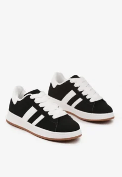 Czarno-Białe Sneakersy na Niskiej Platformie z Naszywkami Flordexia