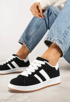 Czarno-Białe Sneakersy na Niskiej Platformie z Naszywkami Flordexia
