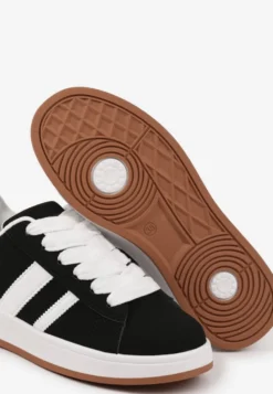 Czarno-Białe Sneakersy na Niskiej Platformie z Naszywkami Flordexia
