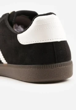 Czarno-Białe Sneakersy na Płaskiej Podeszwie Pemeriana