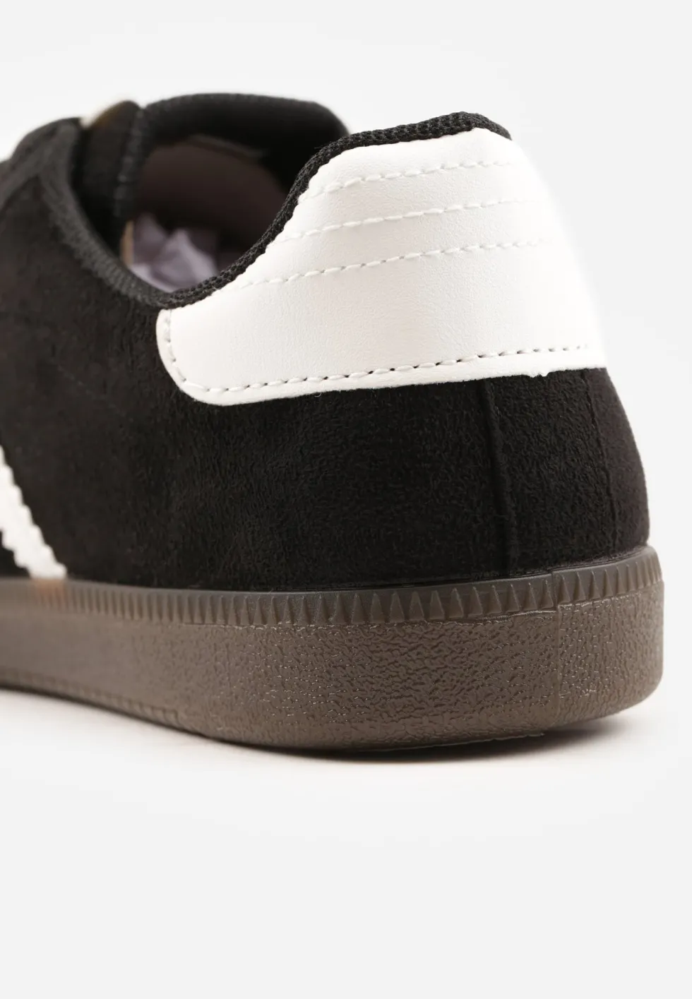 Czarno-Białe Sneakersy na Płaskiej Podeszwie Pemeriana