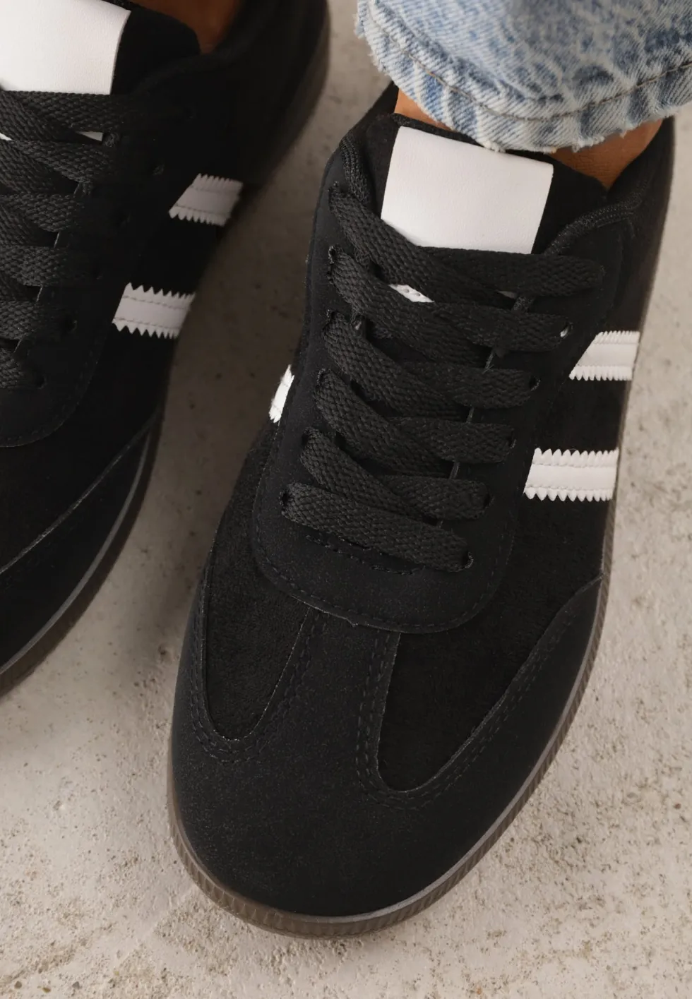 Czarno-Białe Sneakersy na Płaskiej Podeszwie Pemeriana