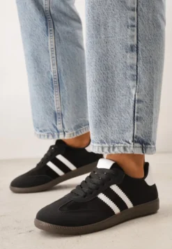 Czarno-Białe Sneakersy na Płaskiej Podeszwie Pemeriana