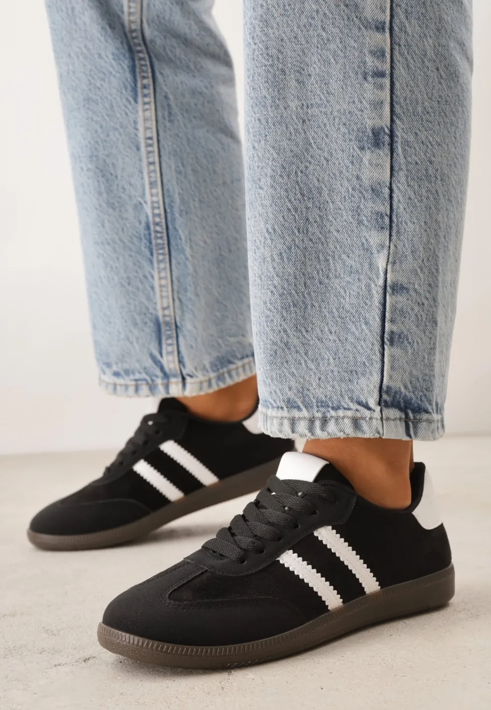 Czarno-Białe Sneakersy na Płaskiej Podeszwie Pemeriana