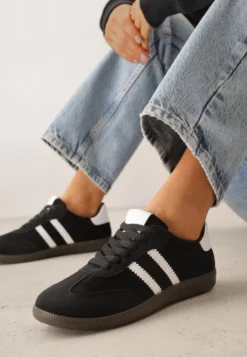 Czarno-Białe Sneakersy na Płaskiej Podeszwie Pemeriana