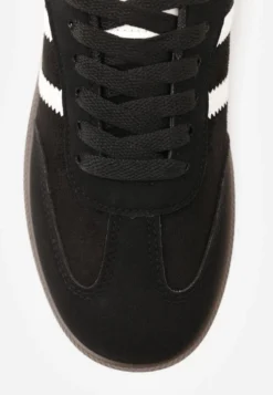 Czarno-Białe Sneakersy na Płaskiej Podeszwie Pemeriana