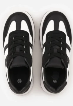 Czarno-Białe Sneakersy na Tłoczonej Platformie z Ozdobnymi Paskami Fonivena
