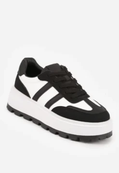 Czarno-Białe Sneakersy na Tłoczonej Platformie z Ozdobnymi Paskami Fonivena