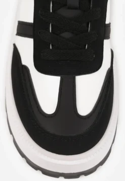 Czarno-Białe Sneakersy na Tłoczonej Platformie z Ozdobnymi Paskami Fonivena