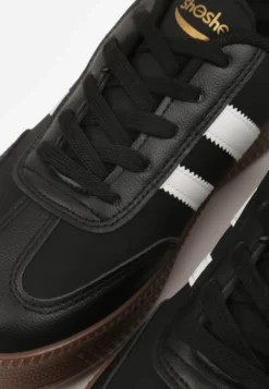 Czarno-Białe Sneakersy Sportowe z Ozdobnymi Paskami i Przeszyciami Wenilan