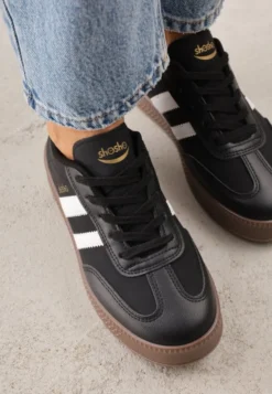 Czarno-Białe Sneakersy Sportowe z Ozdobnymi Paskami i Przeszyciami Wenilan