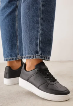 Czarno-Białe Sneakersy Sznurowane na Grubej Podeszwie Taleith
