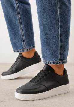Czarno-Białe Sneakersy Sznurowane na Grubej Podeszwie Taleith
