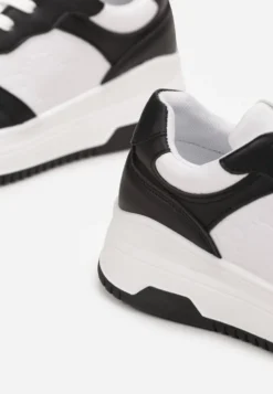 Czarno-Białe Sneakersy Sznurowane na Grubej Podeszwie Ainne