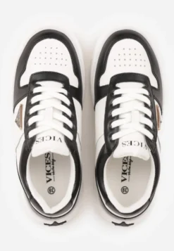 Czarno-Białe Sneakersy Vices na Platformie z Perforacją i Geometryczną Aplikacją Vilvesia