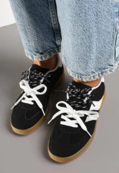 Czarno-Białe Sneakersy w Stylu Klasycznych Tenisówek z Imitacji Zamszu Lorlevia
