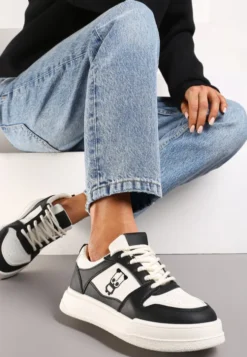 Czarno-Białe Sneakersy z Drobną Perforacją i Małym Nadrukiem Fredomia