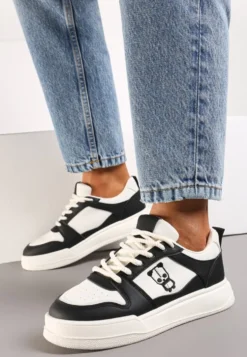 Czarno-Białe Sneakersy z Drobną Perforacją i Małym Nadrukiem Fredomia