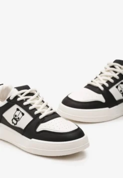 Czarno-Białe Sneakersy z Drobną Perforacją i Małym Nadrukiem Fredomia