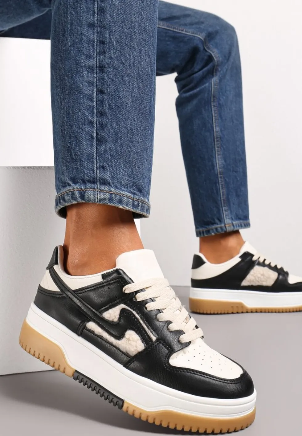 Czarno-Białe Sneakersy z Imitacji Skóry ze Wstawkami z Futerka Vaelisa