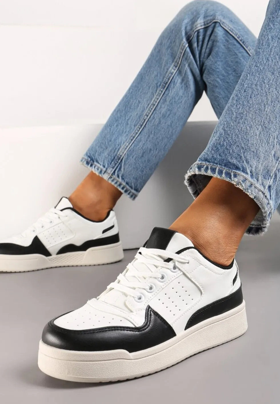 Czarno-Białe Sznurowane Sneakersy na Grubej Podeszwie z Ozdobnymi Łatkami Anaviria