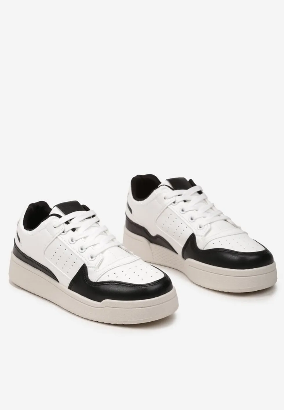 Czarno-Białe Sznurowane Sneakersy na Grubej Podeszwie z Ozdobnymi Łatkami Anaviria