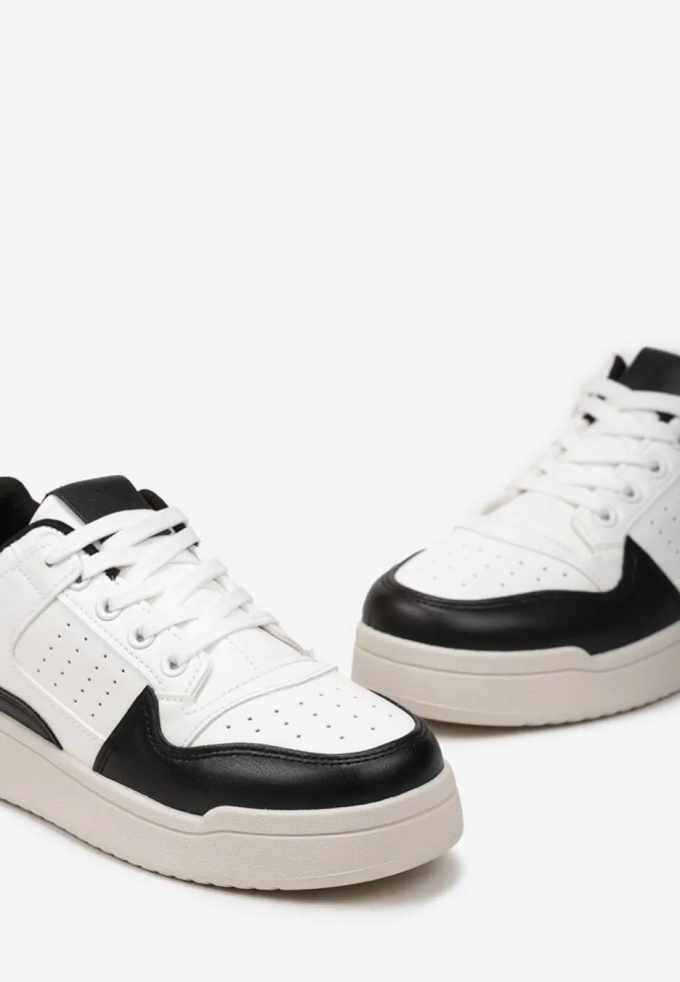 Czarno-Białe Sznurowane Sneakersy na Grubej Podeszwie z Ozdobnymi Łatkami Anaviria