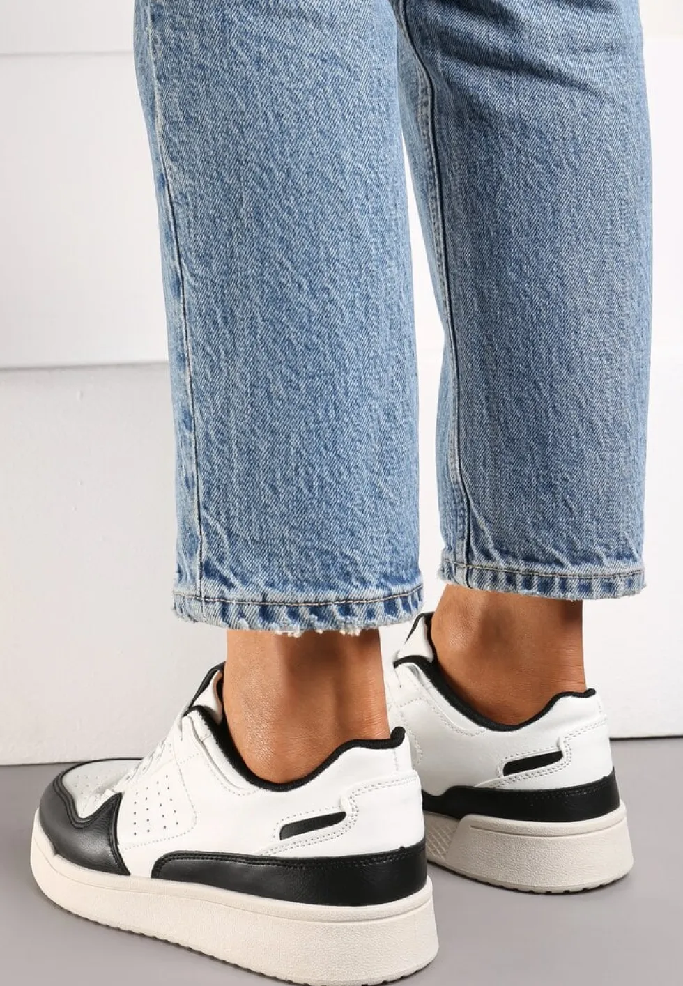 Czarno-Białe Sznurowane Sneakersy na Grubej Podeszwie z Ozdobnymi Łatkami Anaviria