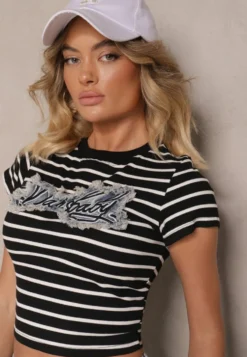 Czarno-Biały Bawełniany T-shirt w Paski Ozdobiony Napisem na Naszywce z Jeansu Eviola