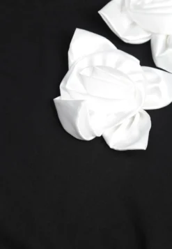 Czarno-Biały Bawełniany T-shirt o Klasycznym Kroju z Kwiatowymi Aplikacjami 3D Morgane