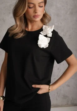 Czarno-Biały Bawełniany T-shirt o Klasycznym Kroju z Kwiatowymi Aplikacjami 3D Morgane