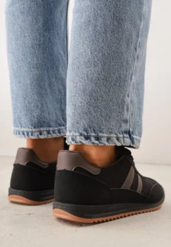 Czarno-Brązowe Sneakersy Ozdobione Dwoma Paskami Lannatea
