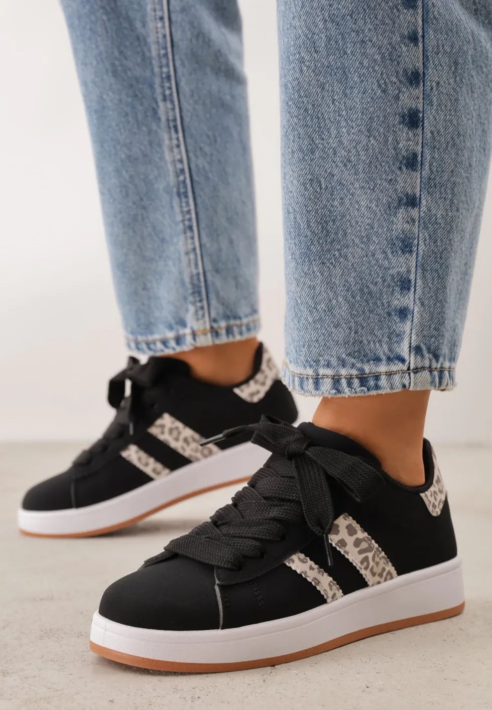 Czarno-Panterkowe Sneakersy na Niskiej Platformie z Naszywkami Flordexia