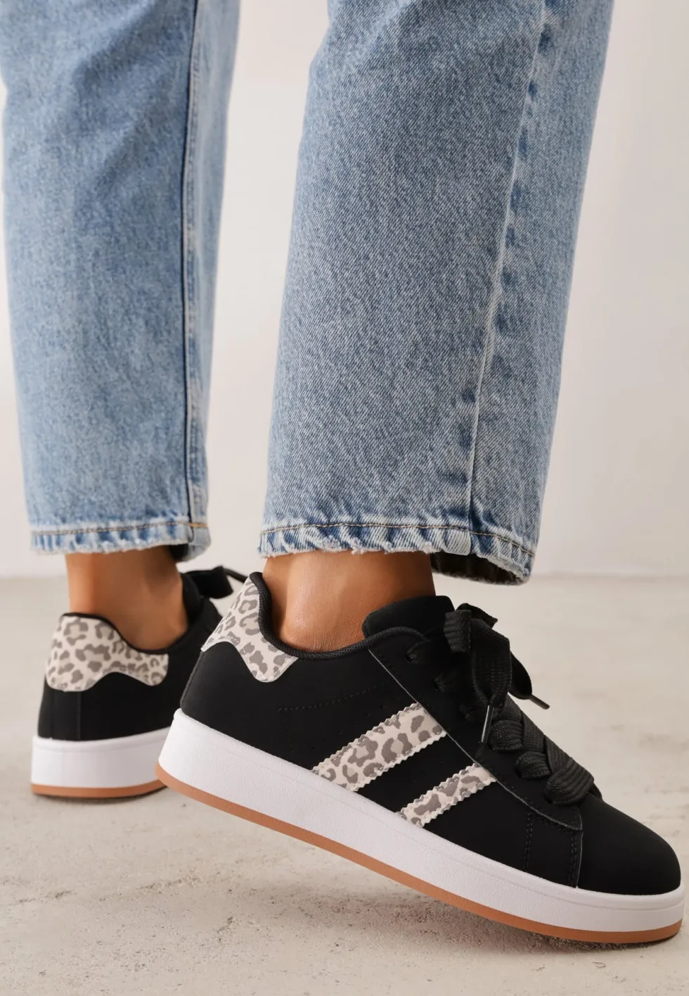Czarno-Panterkowe Sneakersy na Niskiej Platformie z Naszywkami Flordexia