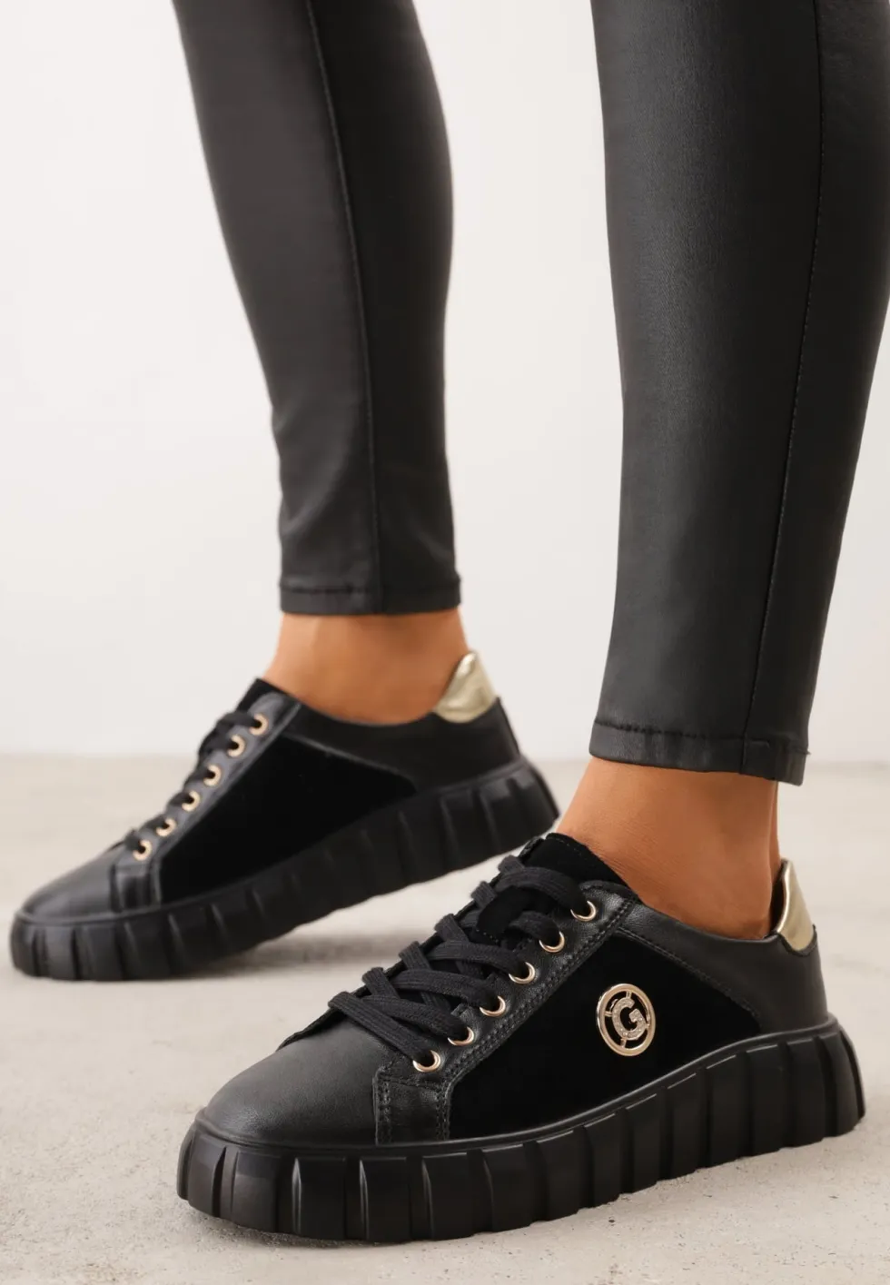 Czarno-Złote Sneakersy Skórzane z Chunky Podeszwą i Metalicznymi Wstawkami Volla