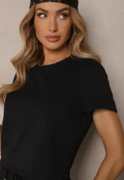 Czarny Bawełniany T-shirt o Fasonie Cropped Galionela