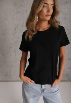 Czarny Bawełniany T-shirt o Klasycznym Kroju z Ozdobnymi Przeszyciami w Romby Luara